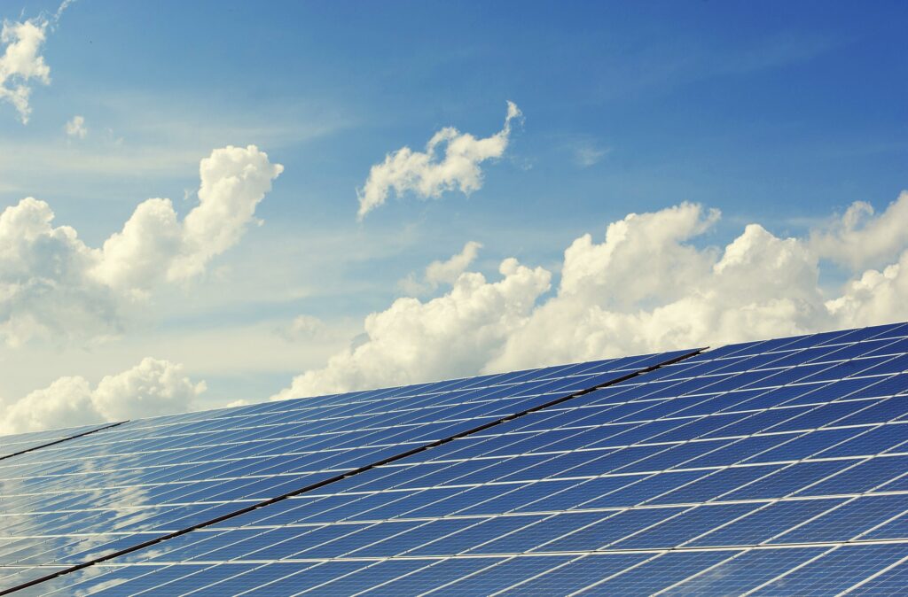 photovoltaic g658d36e4c 1920 1024x674 - Vorteile vom SOLARZENTRUM NIEDERRHEIN: Warum sich Investitionen in erneuerbare Energien auszahlen