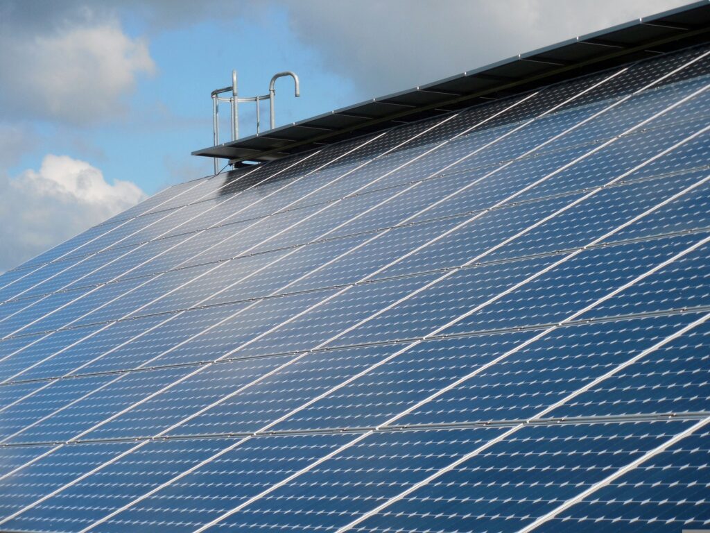solar cells g704cb1965 1920 e1664355336392 1024x768 - Die Niederrhein-Region im Fokus: Wie das SOLARZENTRUM NIEDERRHEIN die Städte Krefeld und Duisburg mit sauberer Energie versorgt